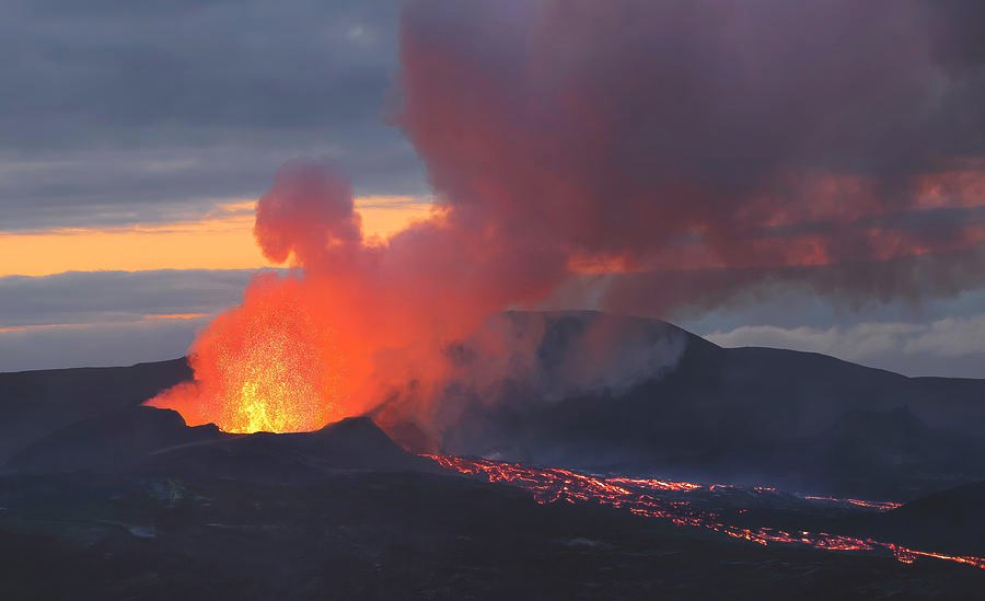 Llava nga vullkani Piton de la Fournaise arrin në oqean pas 19 vitesh eruption of fagradalsfjall volcano in iceland kenneth zeng